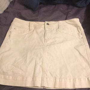Size 8 white household black market mini skirt